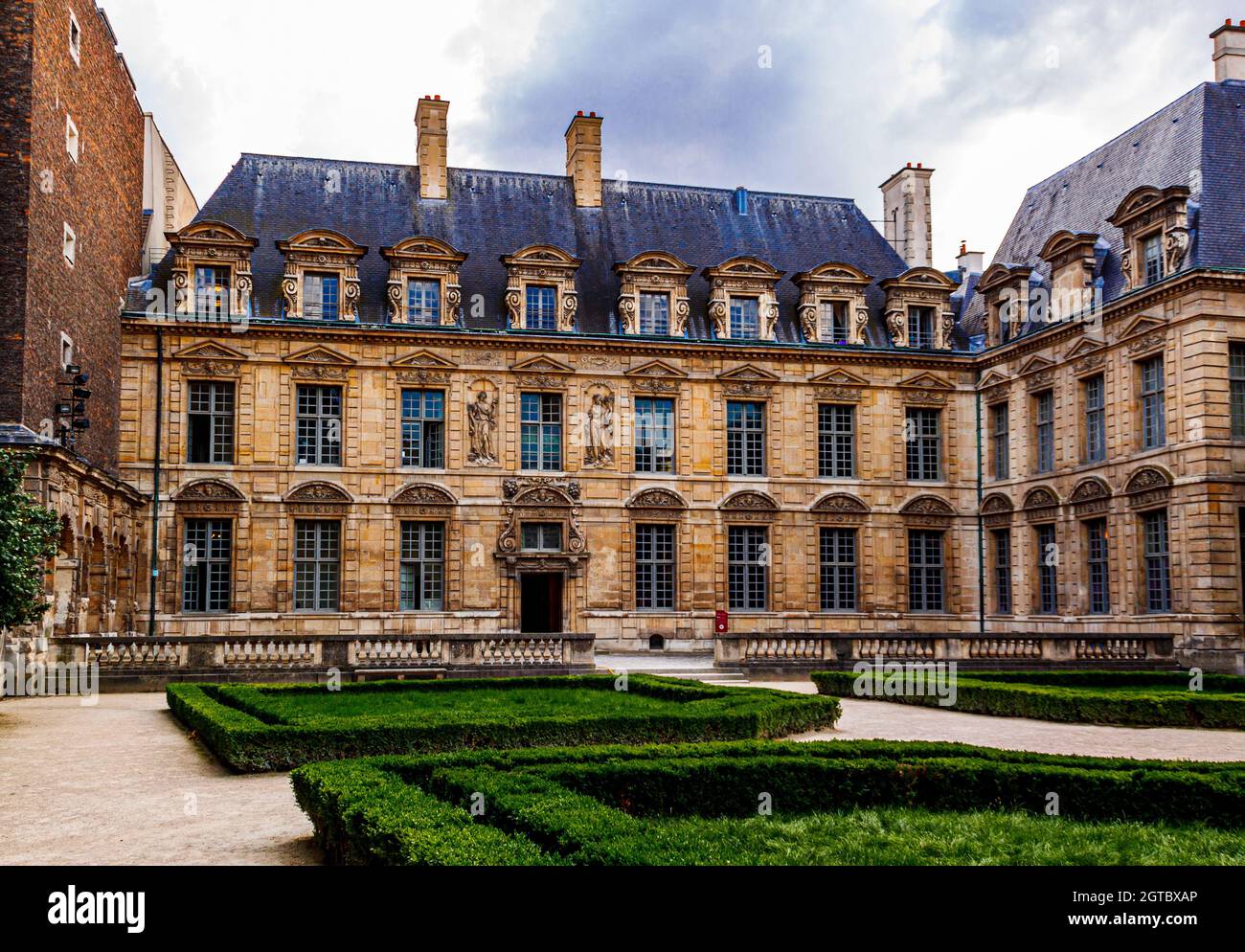 París, Francia - 4 de junio de 2018: Hotel de Sully, distrito de Le Marais, París. Francia. Foto de stock