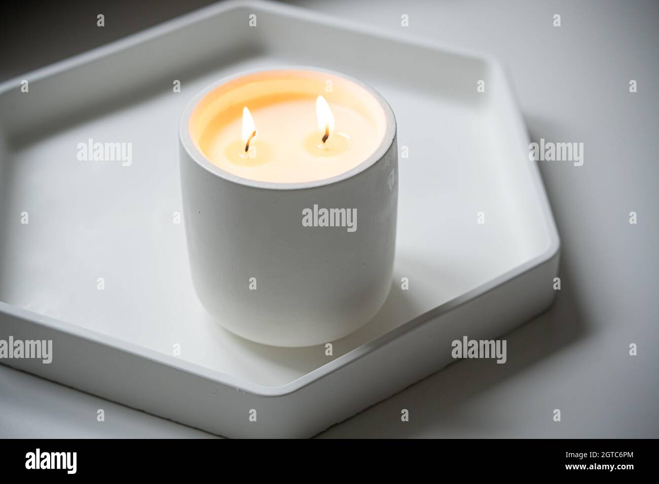 Vela ardiente con dos mechas, vela hecha a mano en tarro blanco Fotografía  de stock - Alamy