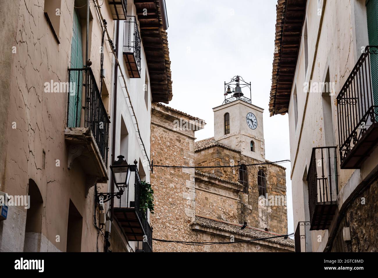 Vista de las calles de la ciudad medieval de Pastrana con la torre del reloj de la iglesia. La Alcarria Foto de stock