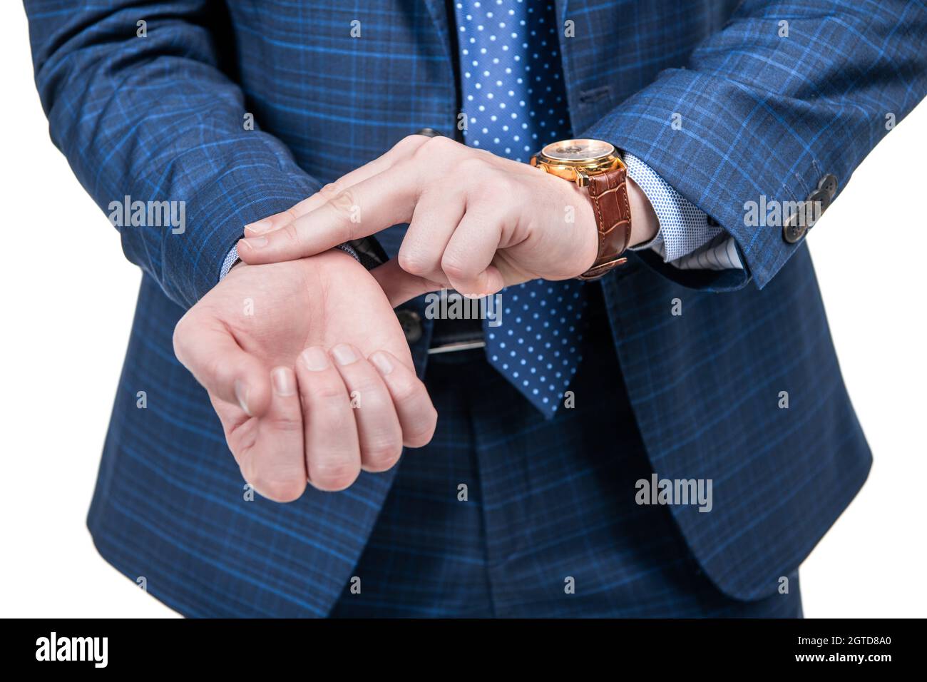 Vista recortada de hombre Coloque los dedos en la muñeca midiendo el latido  del corazón con reloj, frecuencia del pulso Fotografía de stock - Alamy