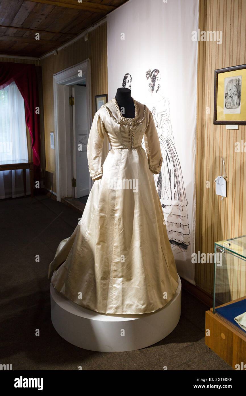 Irkutsk, Rusia - 27 de julio de 2021 Museo Ruso del siglo 18th. Editorial.  Vestido hermoso de mujer exuberante Fotografía de stock - Alamy