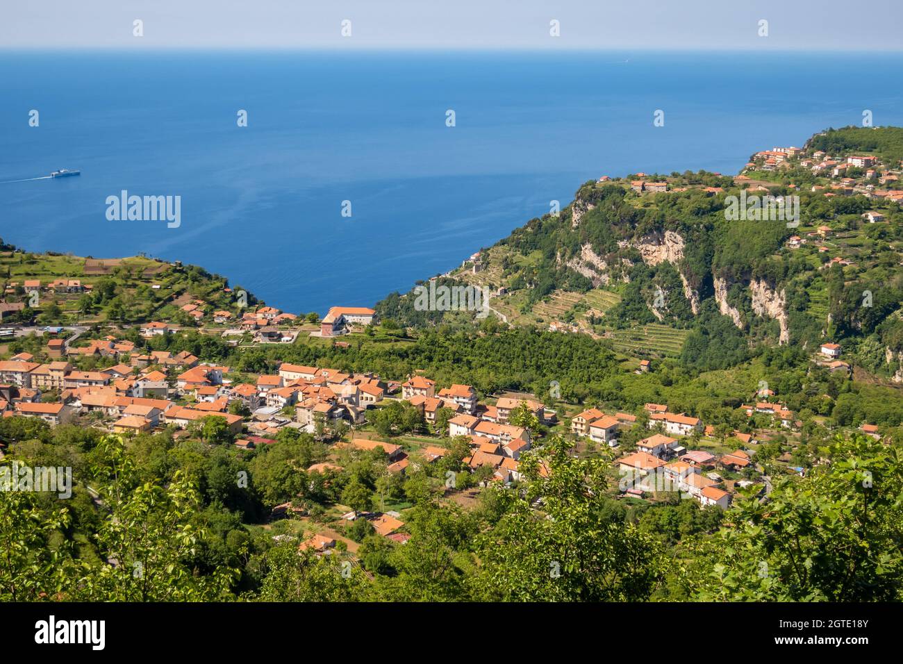 Vista de las colinas alrededor de San Lazzaro sobre Amalfi, Salerno en la región de Campania, Italia Foto de stock