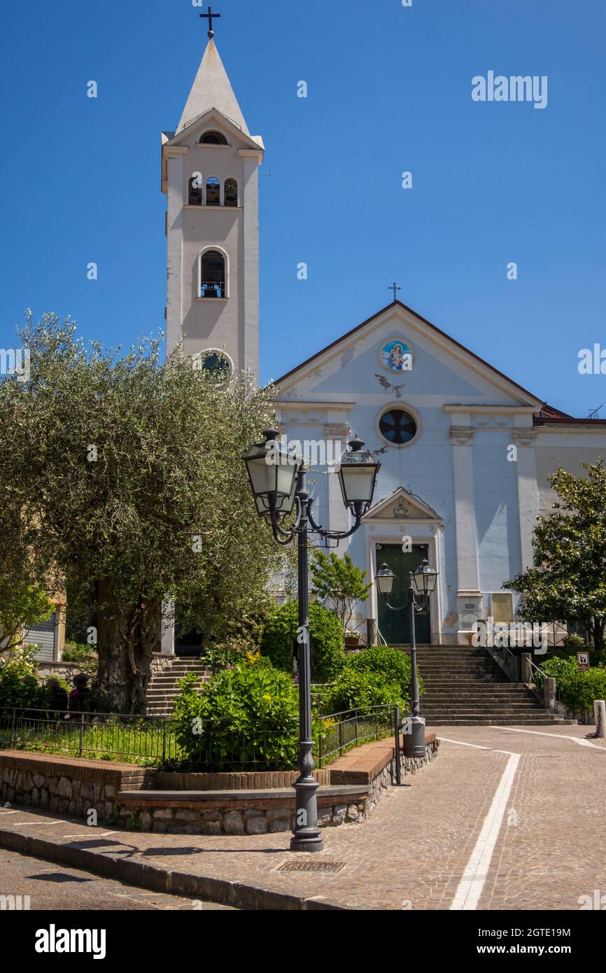 Iglesia y plaza región de Amalfi, Italia Foto de stock