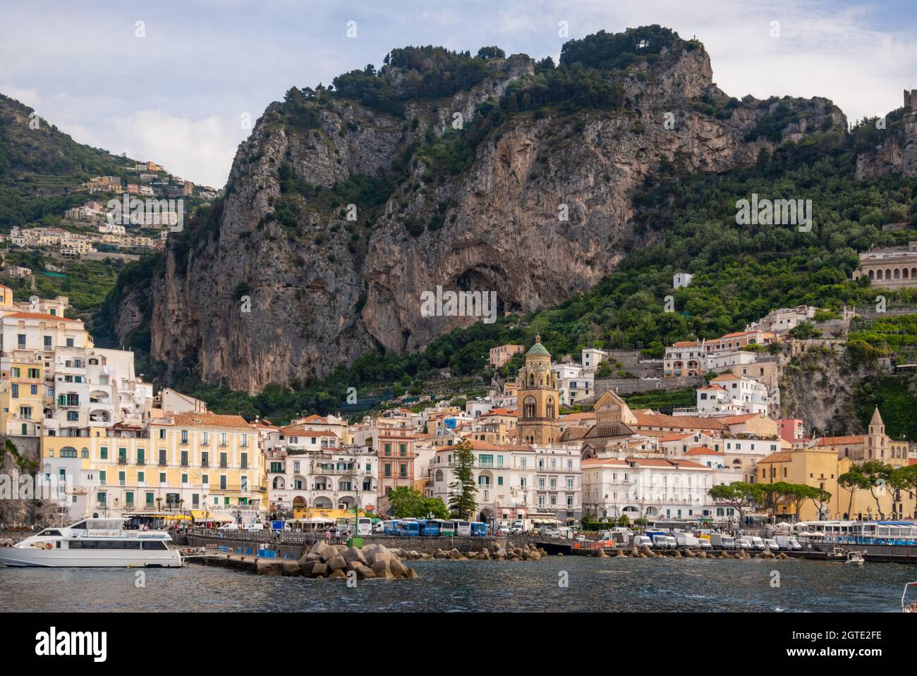 La ciudad de Amalfi vista desde la costa, Salerno, Campanis, Italia Foto de stock