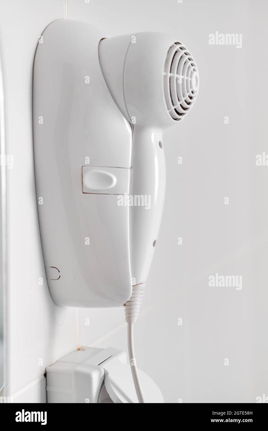 Primer plano del secador de pelo en la pared Fotografía de stock - Alamy