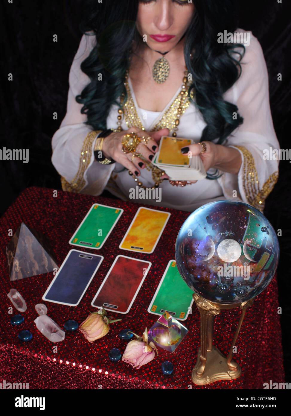 Psychic femenino con bolas de cristal y cartas de tarot, DOF poco profundo  Fotografía de stock - Alamy