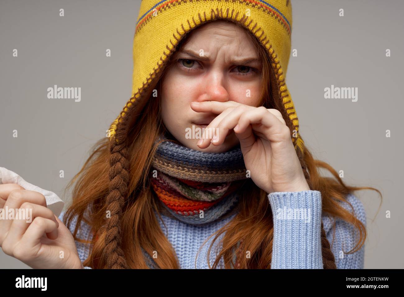de de pelo rojo con un sombrero en la cabeza fondo aislado Fotografía de stock - Alamy