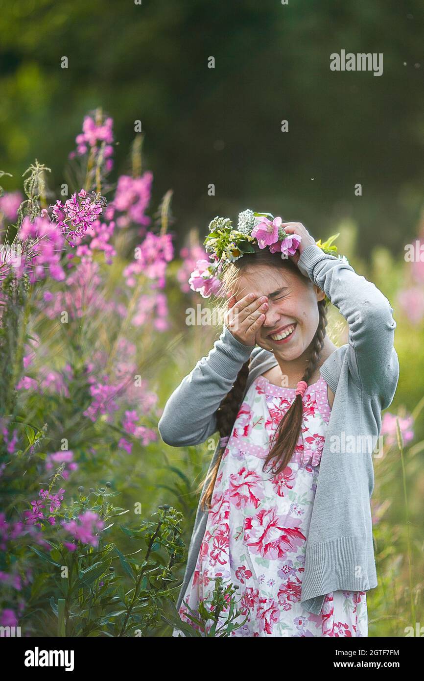 Niña de pie en medio de plantas de flores rosas Fotografía de stock - Alamy Niña de pie en medio de plantas de flores rosas Fotografía de stock - Alamy
