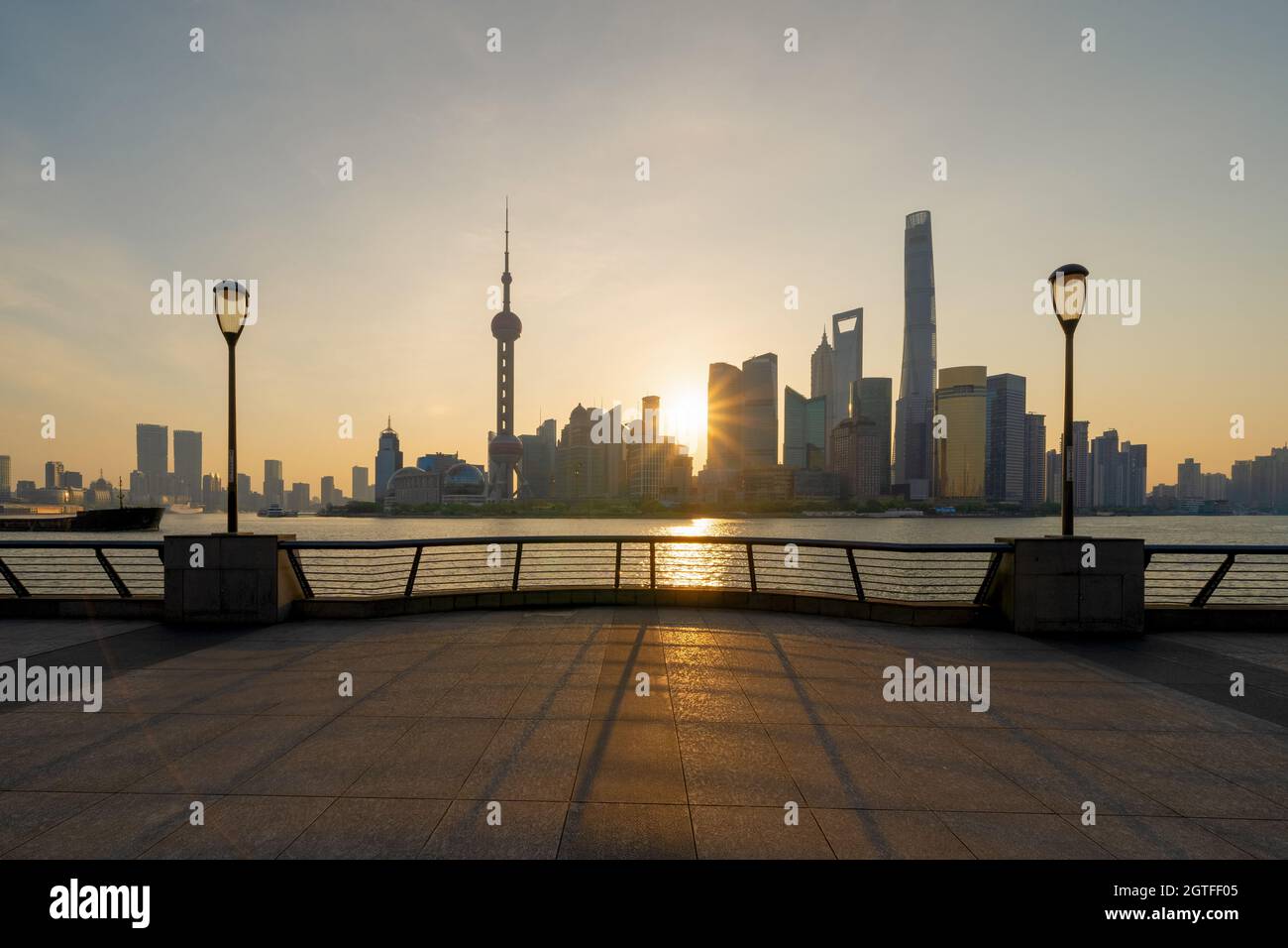 La Perla en el horizonte del centro de Shanghai junto al río Huangpu, China.  Distrito financiero y centros de negocios en la ciudad inteligente de Asia.  Rascacielos y edificios altos cerca del