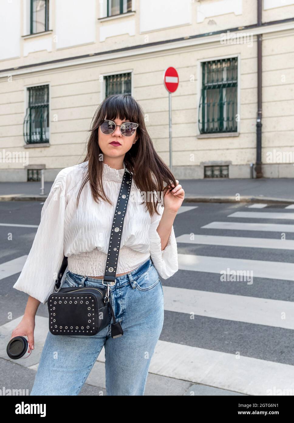 Retrato de una bella joven en la ciudad. Ropa chic informal, de moda,  estilo de vida Fotografía de stock - Alamy