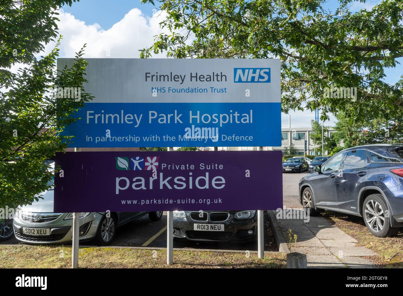 Letrero en Frimley Park Hospital en Surrey, Inglaterra, Reino Unido Foto de stock