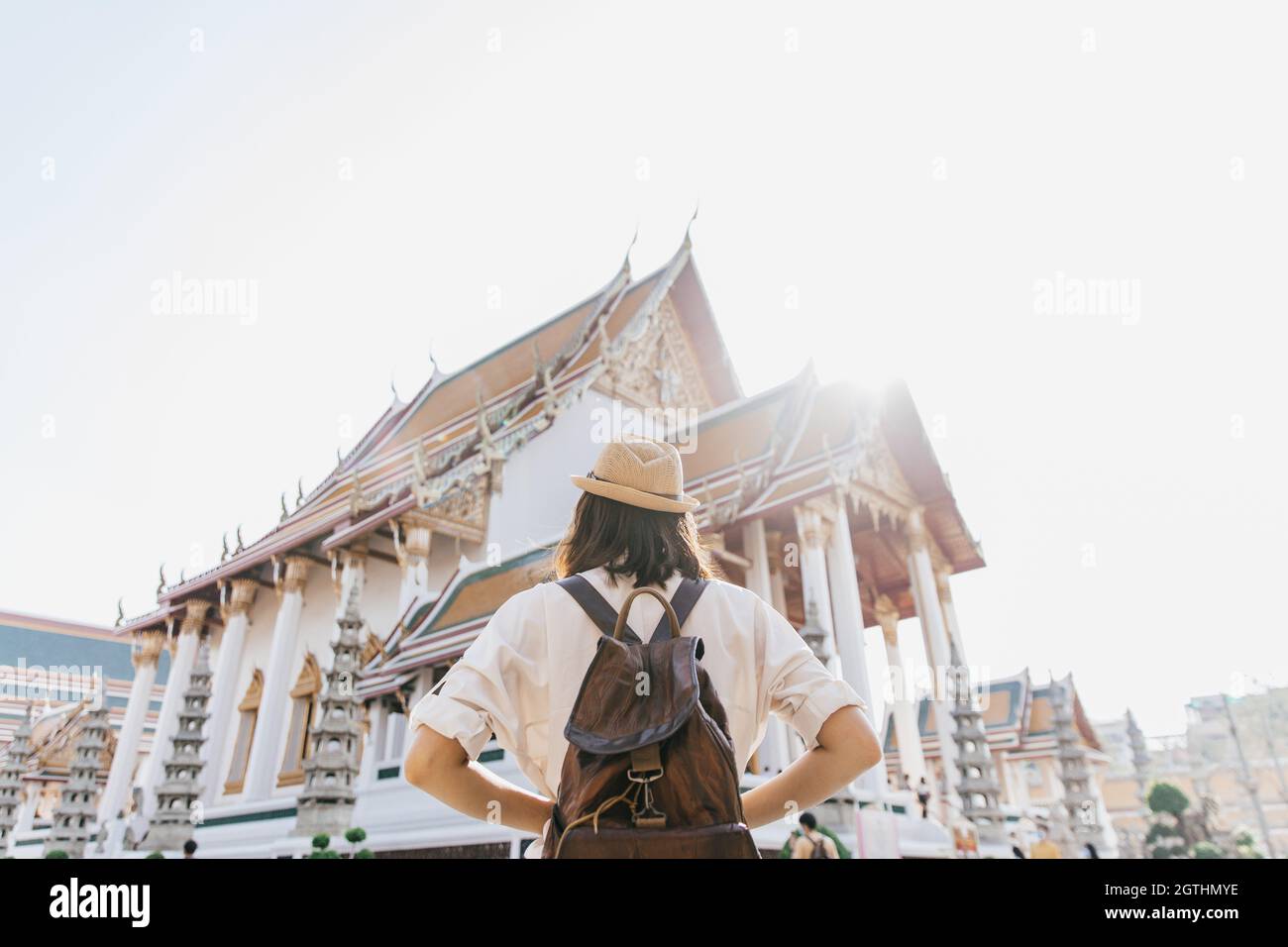 Parte de atrás de la mujer turística en el templo de Wat Suthat Thepwararam Ratchaworamahawihan, Bangkok, Tailandia Foto de stock