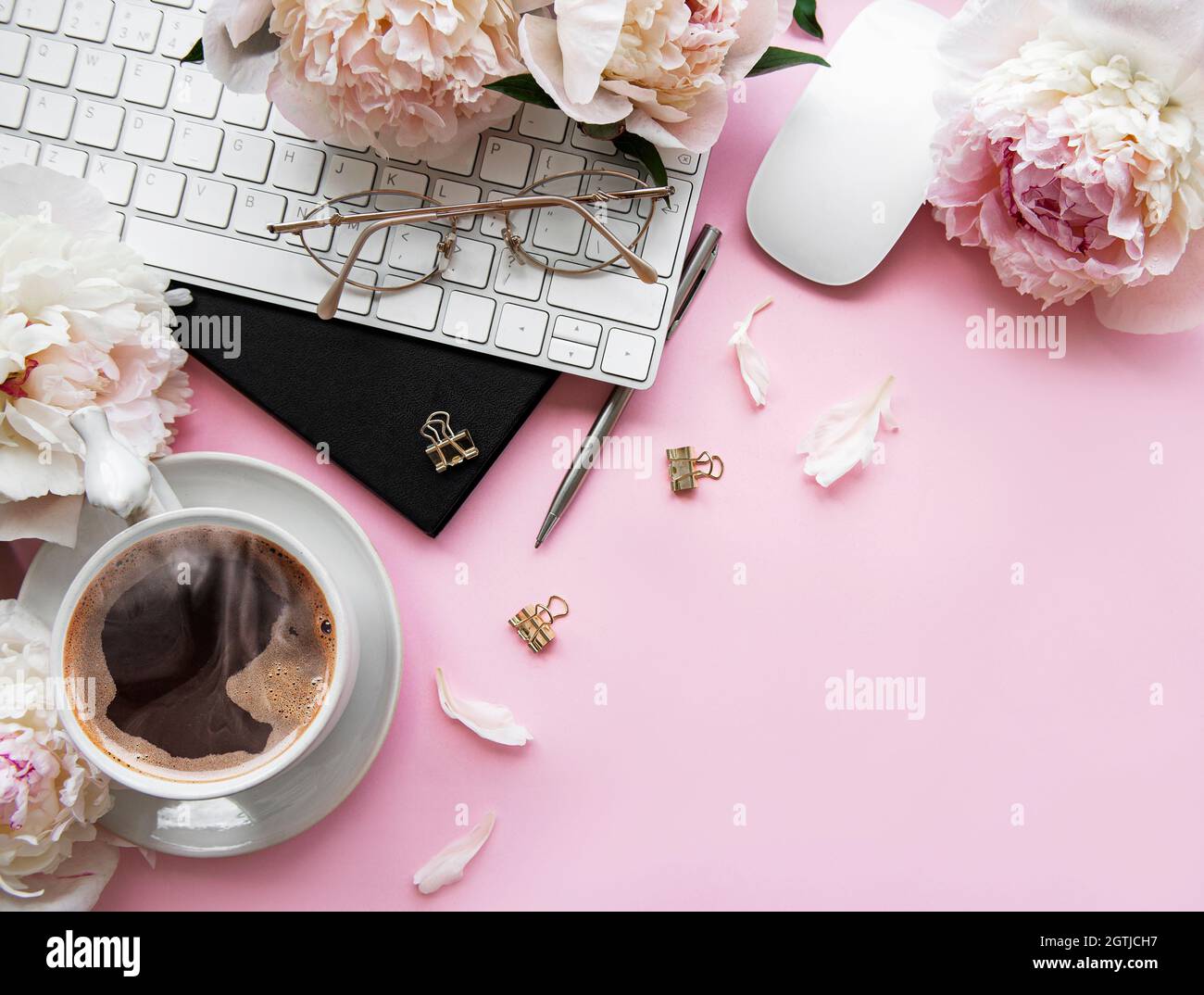 Flat Lay Top View - Escritorio de oficina para mujer con flores Fotografía  de stock - Alamy