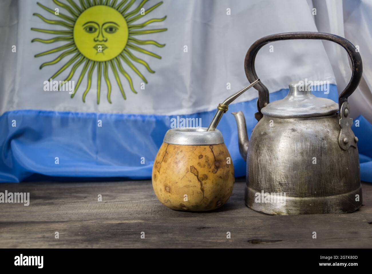 Yerba Mate y Turquía con Alfajores de maicena y Dulce De Leche. Tradición argentina Foto de stock