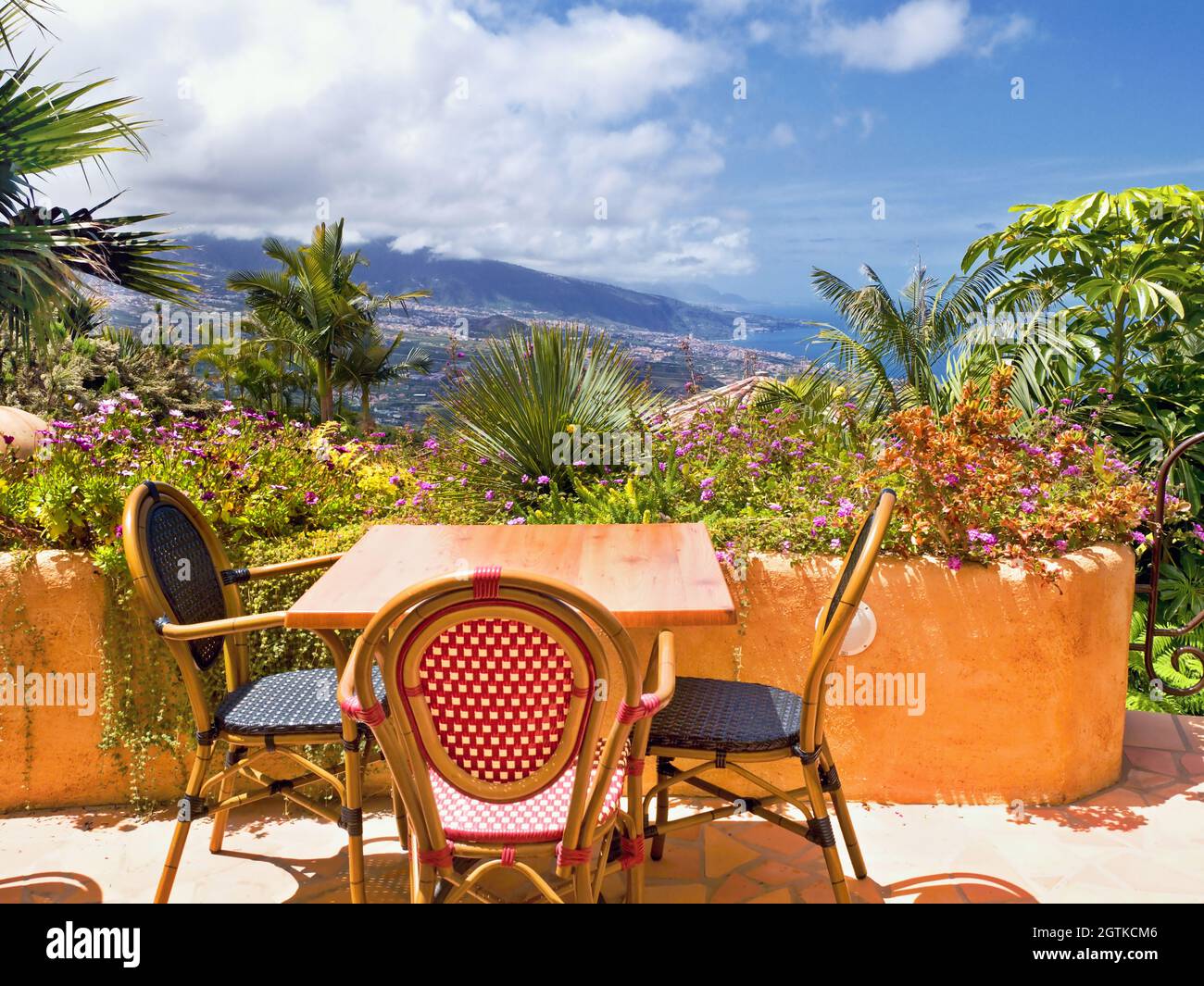 Sillas y mesa vacías, un lugar relajante con vistas al valle desde La  Orotava, en Tenerife Fotografía de stock - Alamy