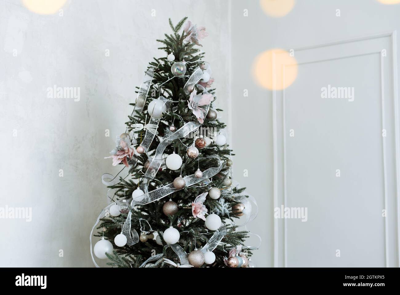 Árbol de Navidad con bolas y luces rosadas y plateadas. Decoración de  Navidad Fotografía de stock - Alamy