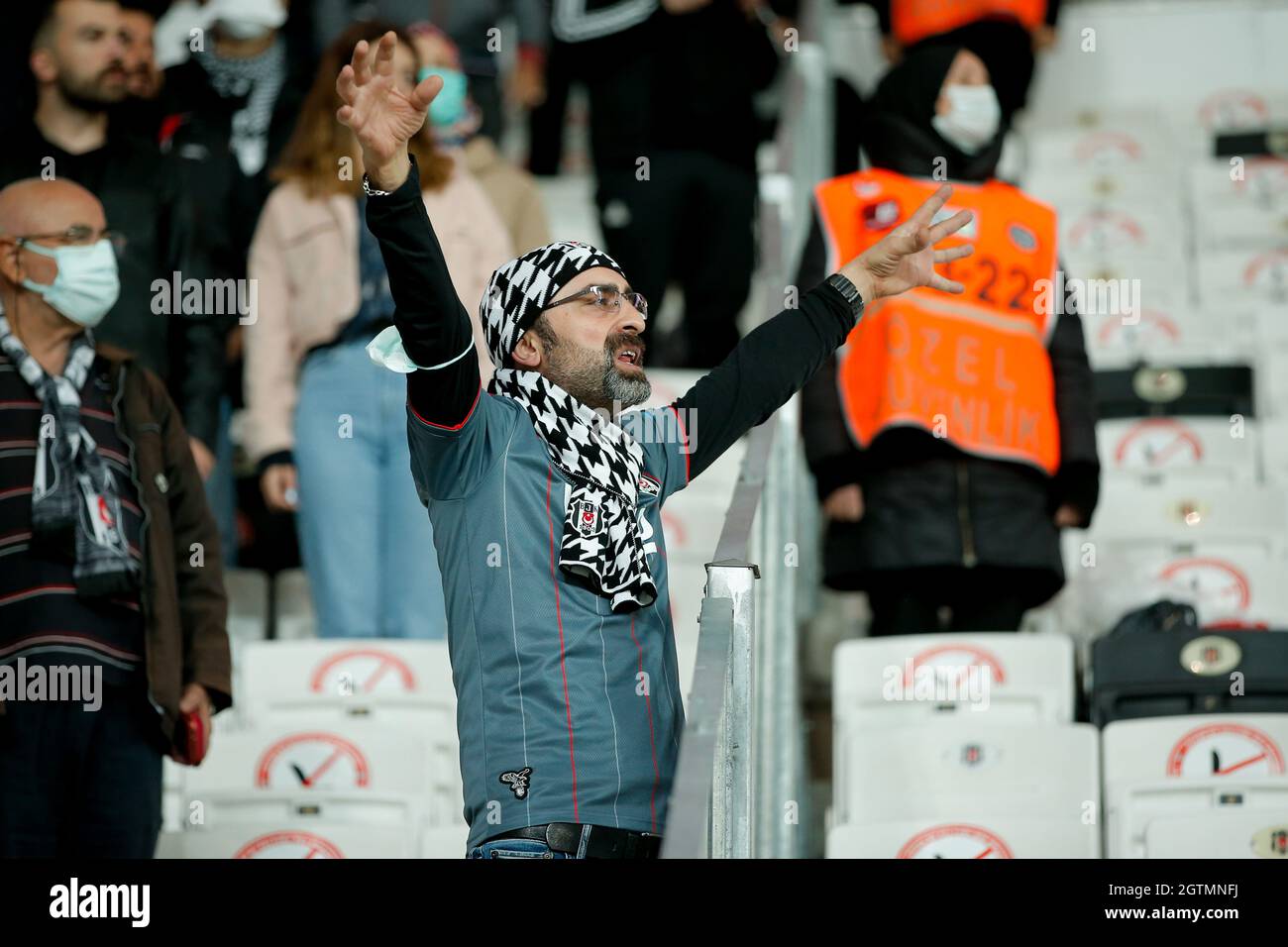 ISTANBOEL, TURQUÍA - 2 DE OCTUBRE: Partidario de Besiktas durante el partido de la Super Liga Turca entre Besiktas y Sivasspor en Vodafone Park el 2 de octubre de 2021 en Istanboel, Turquía (Foto de /Orange Pictures) Foto de stock