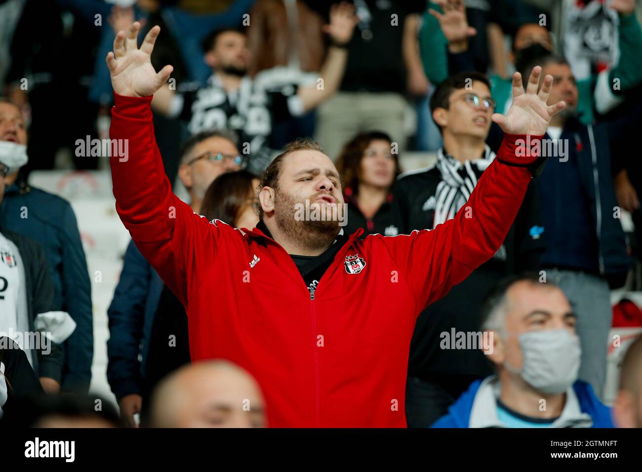 ISTANBOEL, TURQUÍA - 2 DE OCTUBRE: Partidario de Besiktas durante el partido de la Super Liga Turca entre Besiktas y Sivasspor en Vodafone Park el 2 de octubre de 2021 en Istanboel, Turquía (Foto de /Orange Pictures) Foto de stock