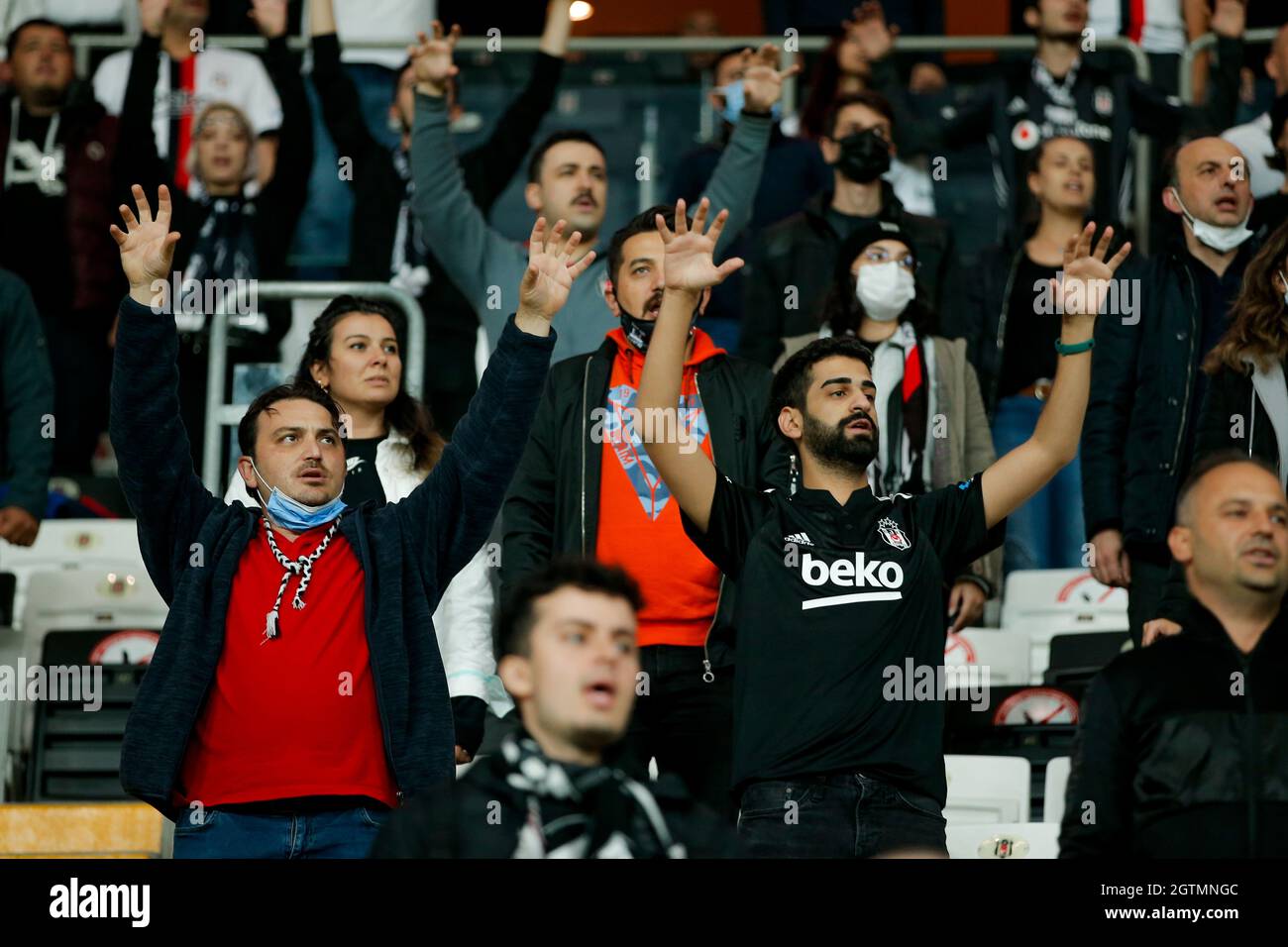 ISTANBOEL, TURQUÍA - 2 DE OCTUBRE: Partidarios de Besiktas durante el partido de la Super Liga Turca entre Besiktas y Sivasspor en Vodafone Park el 2 de octubre de 2021 en Istanboel, Turquía (Foto de /Orange Pictures) Foto de stock