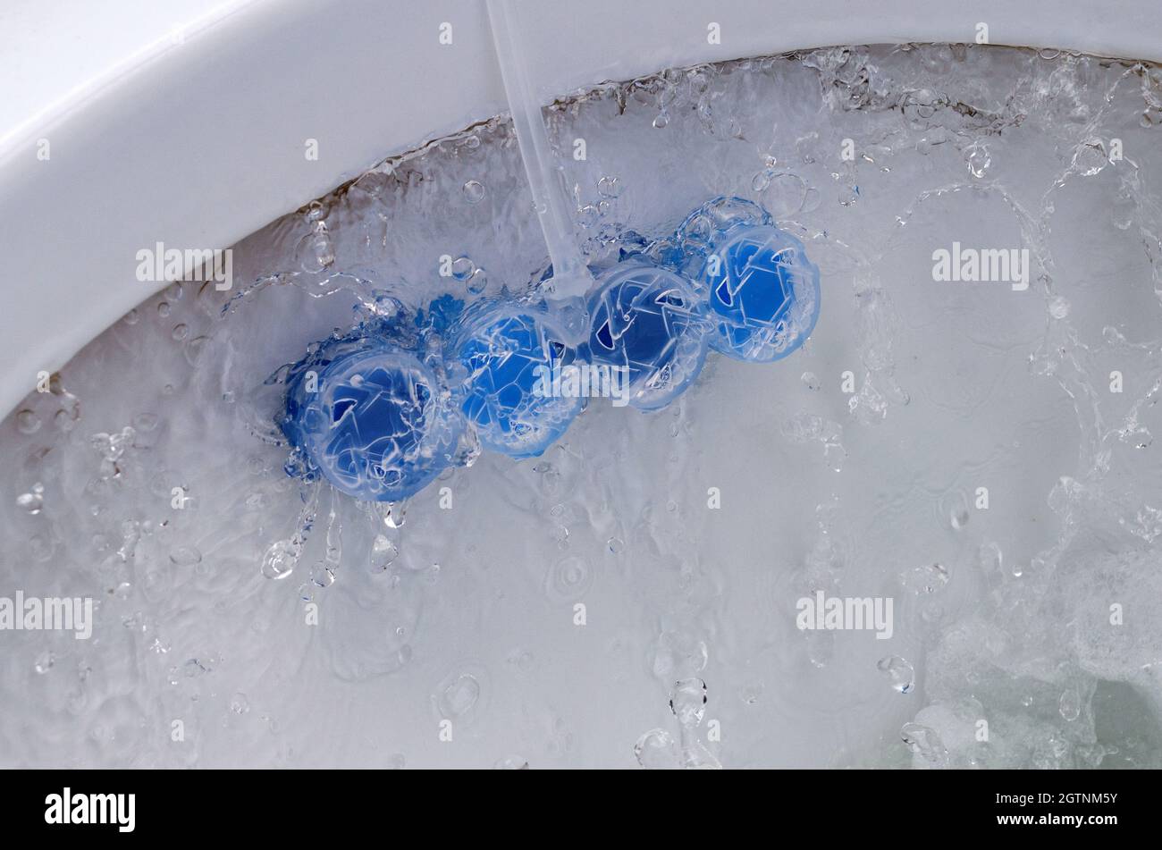 Limpiador de cuencos de baño. Limpie el inodoro con bolas de limpieza y  refresco Fotografía de stock - Alamy