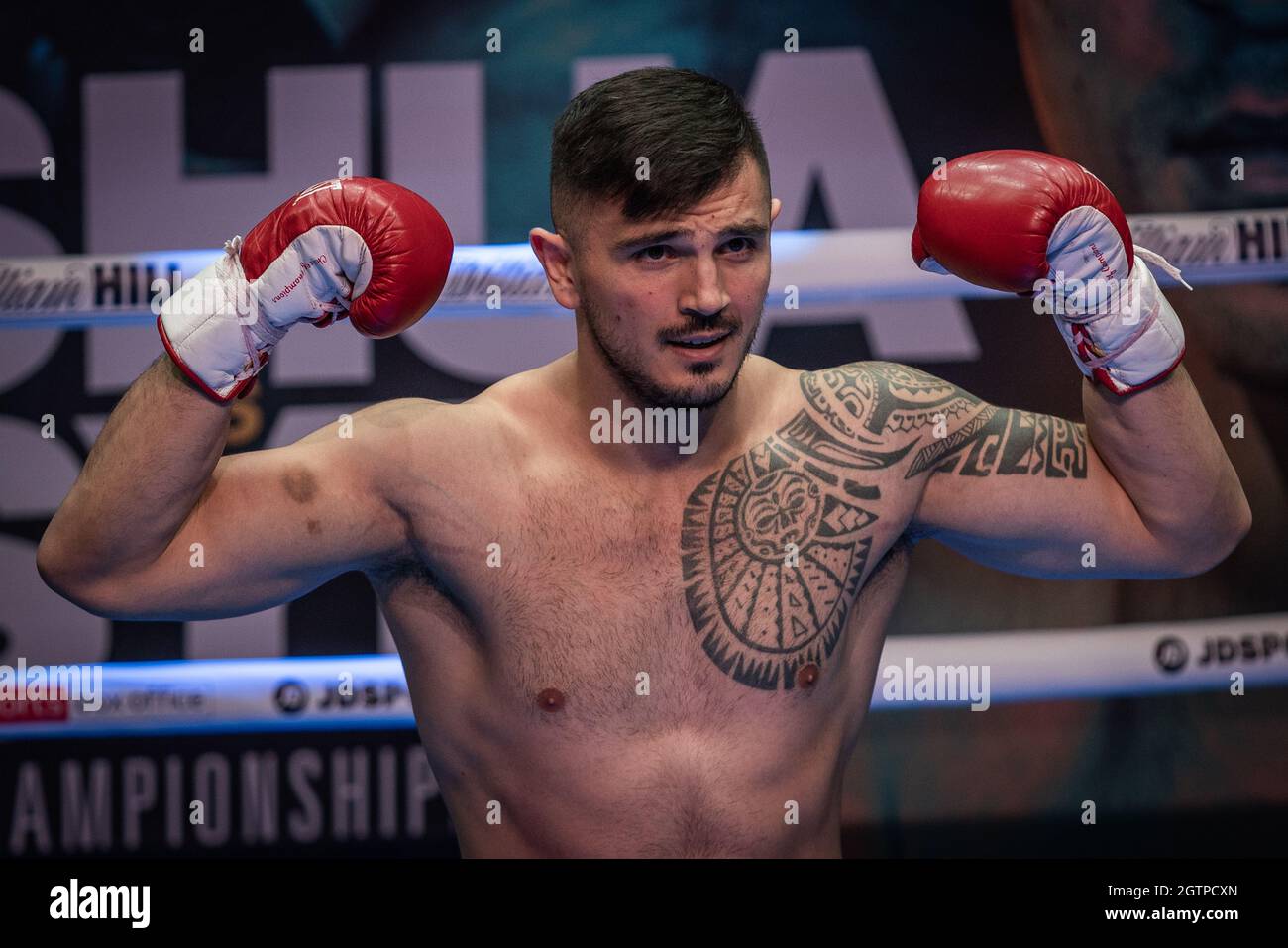 El boxeador Dilan Prašović trabaja para la prensa en el 02 antes de la  pelea del sábado en el Tottenham Hotspur Stadium. Londres, Reino Unido  Fotografía de stock - Alamy