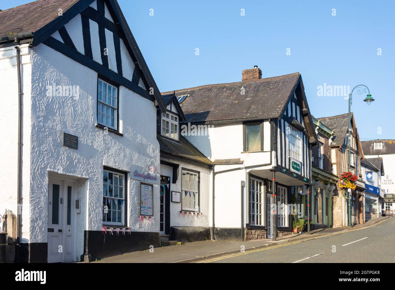 Edificios con entramado de madera, Well Street, Ruthin (Ruthun), Denbighshire (Sir Ddinbych), Gales, Reino Unido Foto de stock
