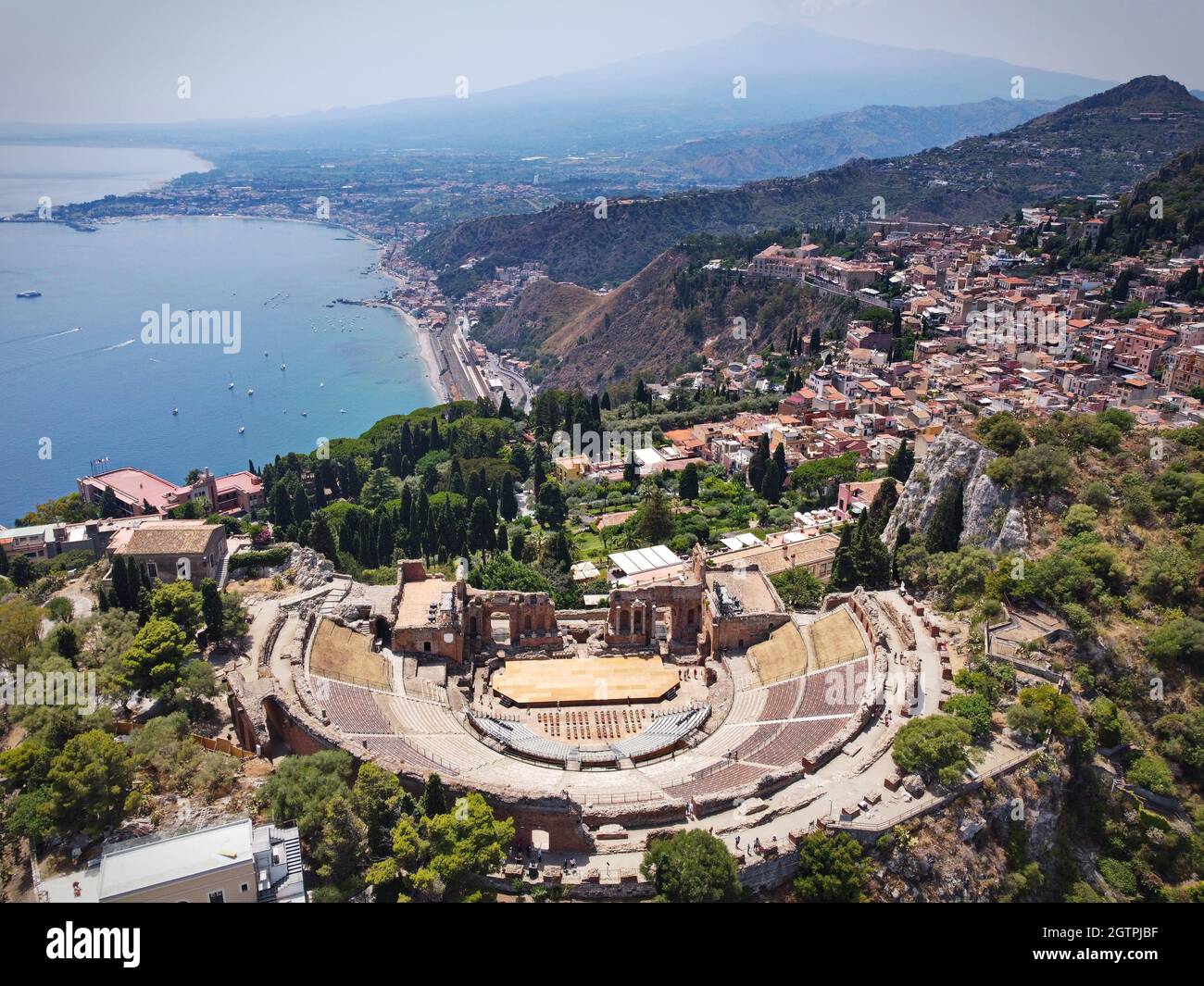 Vista aérea del antiguo teatro griego de Taormina, Sicilia, Italia. Foto de stock