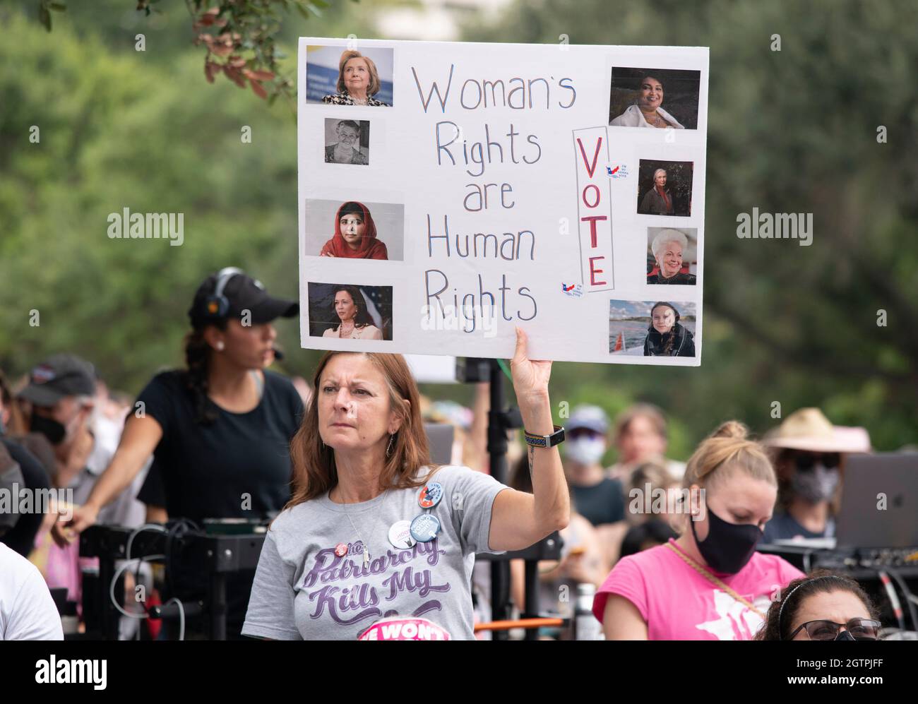 Austin, Texas, EE.UU., 2 2021 de octubre: Varios miles de mujeres de Texas se congregan en el Capitolio del Sur para protestar contra las recientes leyes de Texas aprobadas que restringen el derecho de las mujeres al aborto. Una ley restrictiva del aborto en Texas hace que sea un delito tener un aborto después de seis semanas en la mayoría de los casos. Crédito: Bob Daemmrich/Alamy Live News Foto de stock