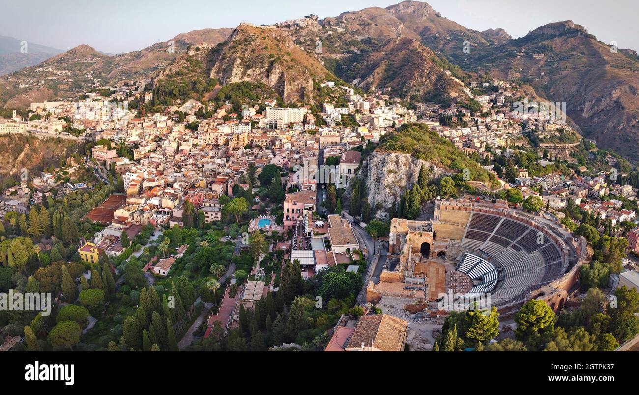 Vista aérea del antiguo teatro griego de Taormina, Sicilia, Italia. Foto de stock