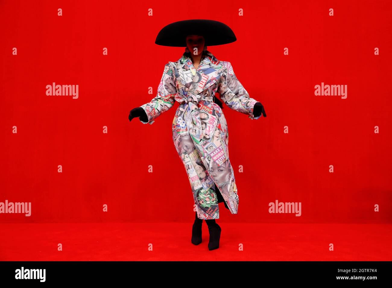 La cantante Cardi B llega al Balenciaga Summer 2022 Red Carpet Event, en la  Paris Fashion Week en París, Francia, el 2 de octubre de 2021.  REUTERS/Gonzalo Fuentes Fotografía de stock - Alamy