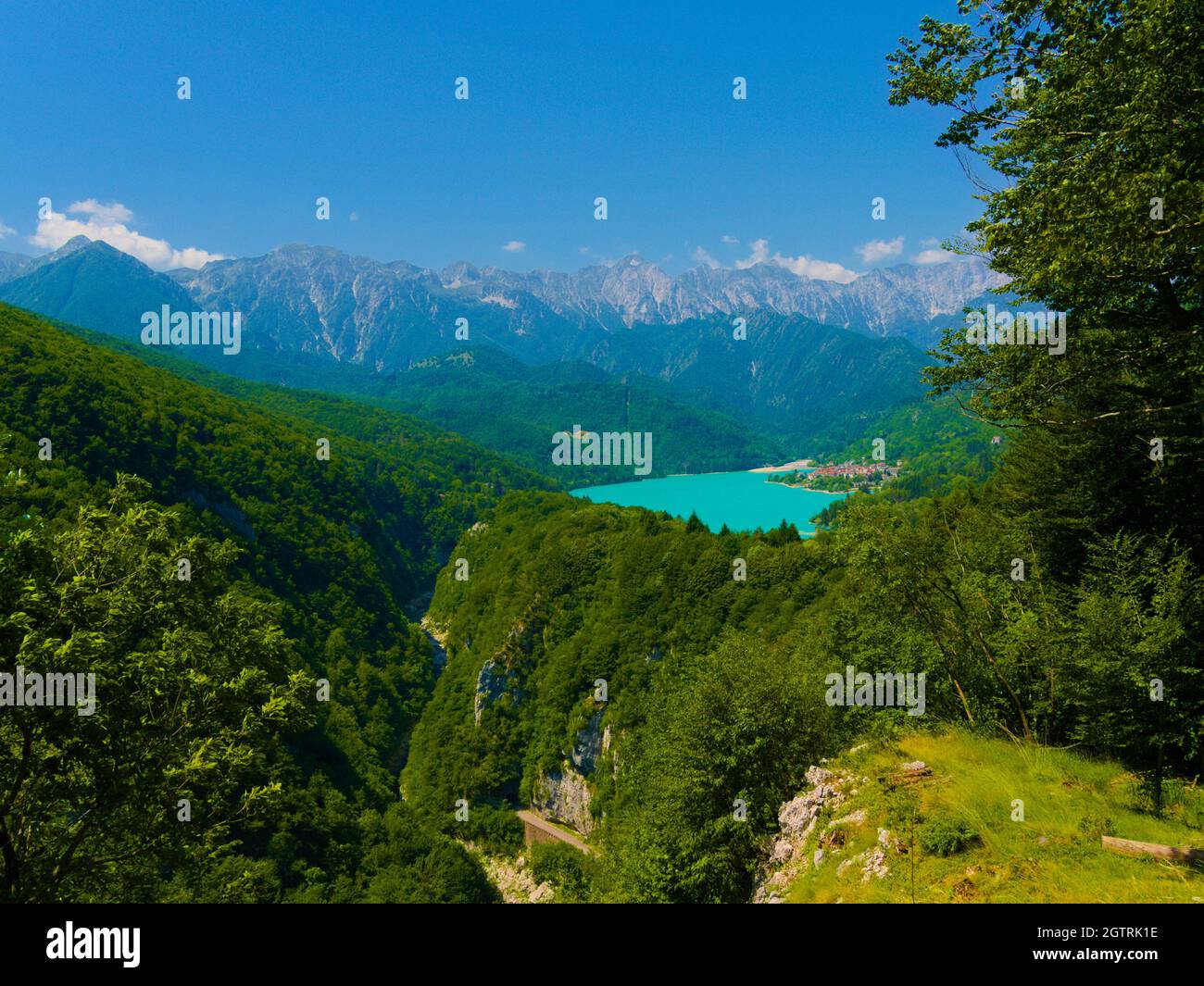 Vista panorámica del paisaje y las montañas contra el cielo Foto de stock