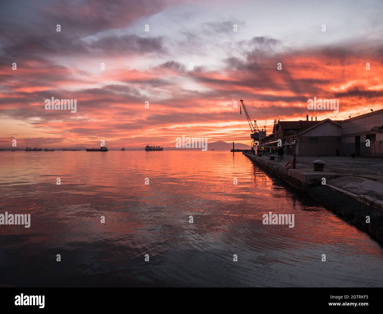 Vista panorámica del mar contra el cielo espectacular durante la puesta de sol Foto de stock