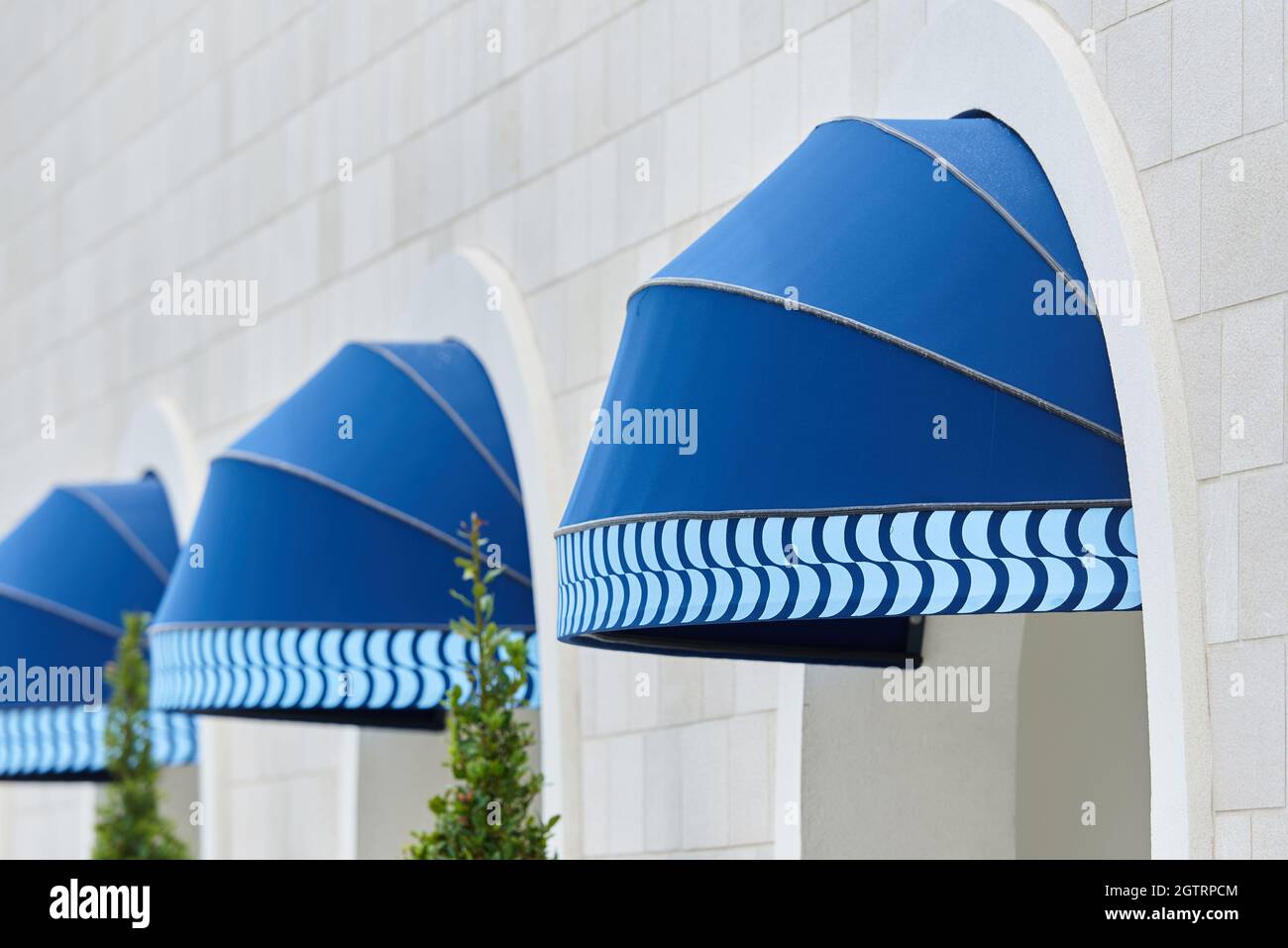 Toldo redondo azul exterior montado en arco Fotografía de stock - Alamy