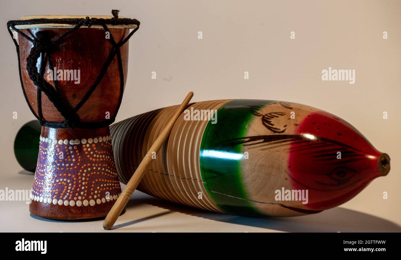 instrumentos de percusión djembe y güiro Fotografía de stock Alamy