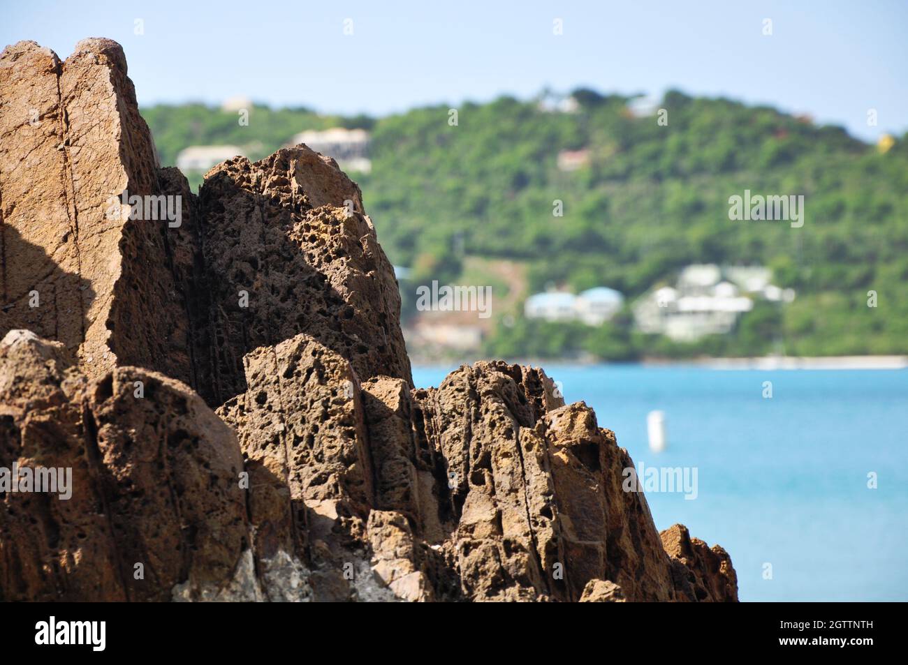 Formaciones rocosas por mar contra el cielo Foto de stock