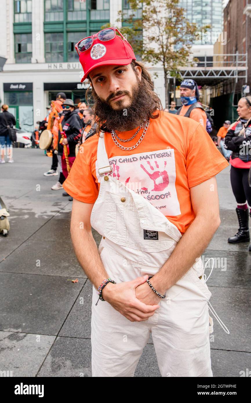 El activista Gabriel Kerekes en el Día de la Camisa Naranja y el Día  Nacional de la Verdad y la Reconciliación en la Plaza Dundas en Toronto,  Ontario, para sanar, criar a