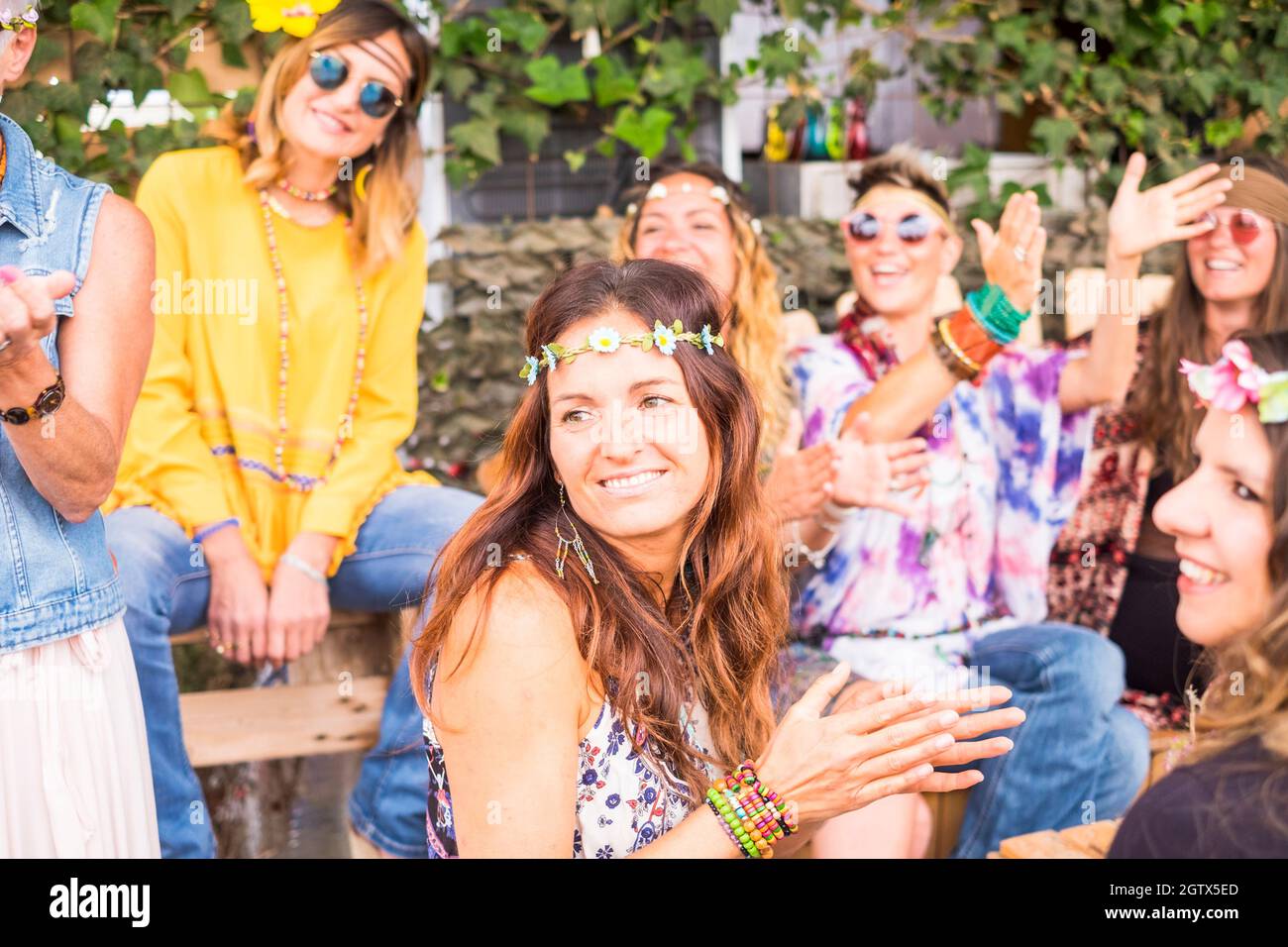Premisa Disminución Malentendido Party hippie party social fotografías e imágenes de alta resolución - Alamy