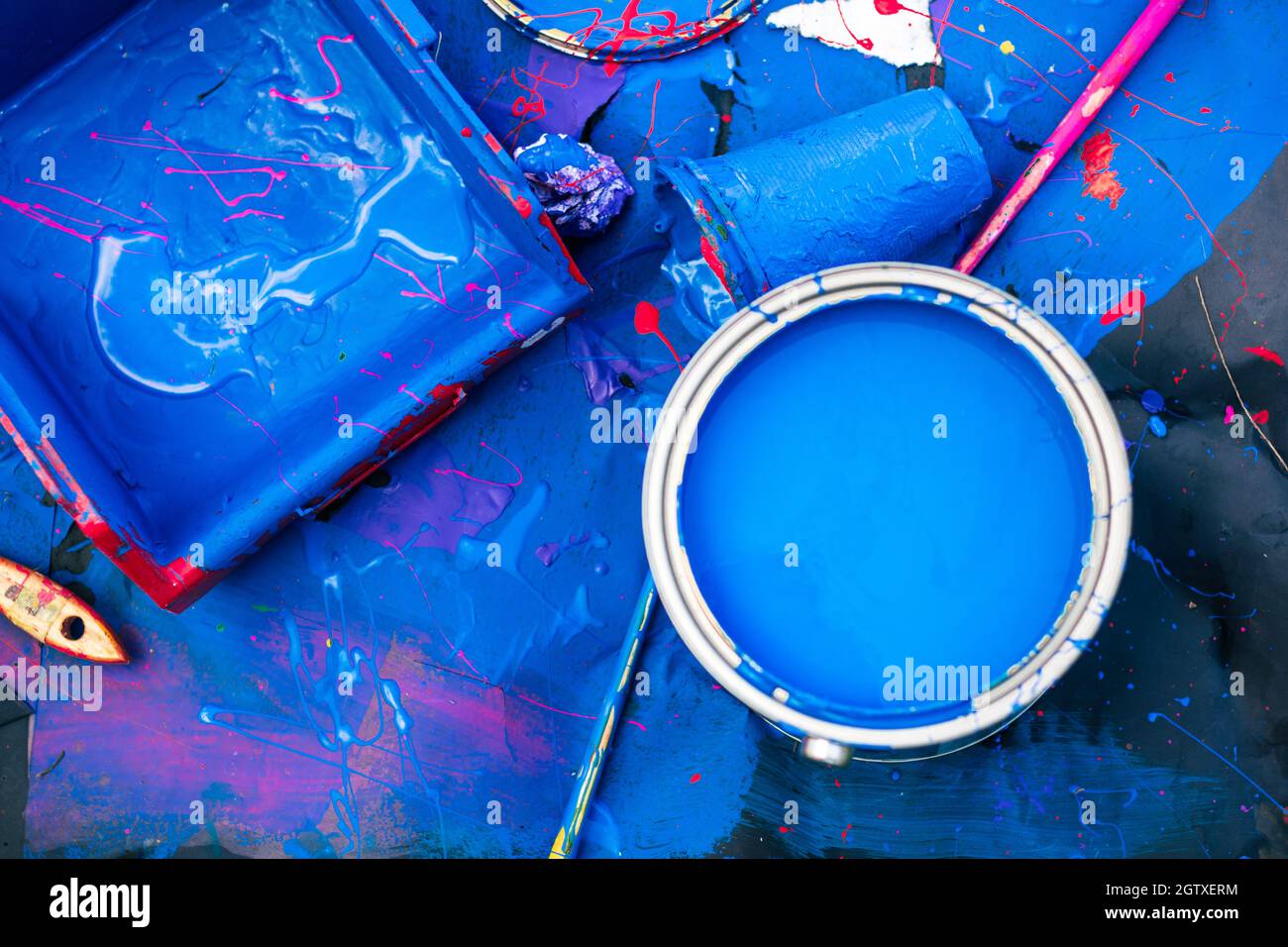 Un alto ángulo de visualización de pintura azul en la tabla Foto de stock