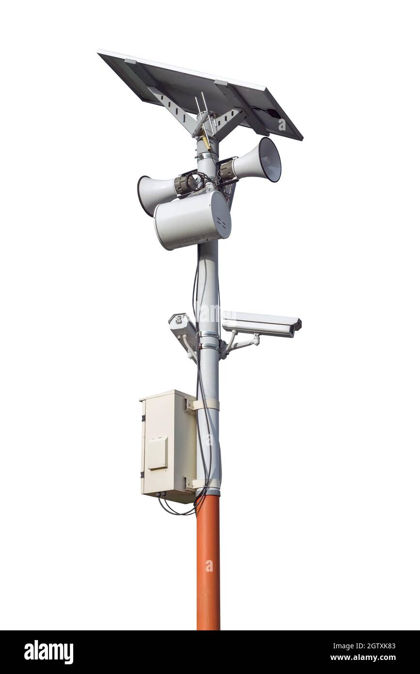Cámara CCTV y poste de altavoces aislados sobre fondo blanco. Foto de stock