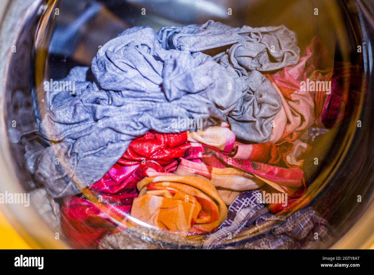 Ropa mojada dentro de la lavadora Cerrar Fotografía de stock - Alamy