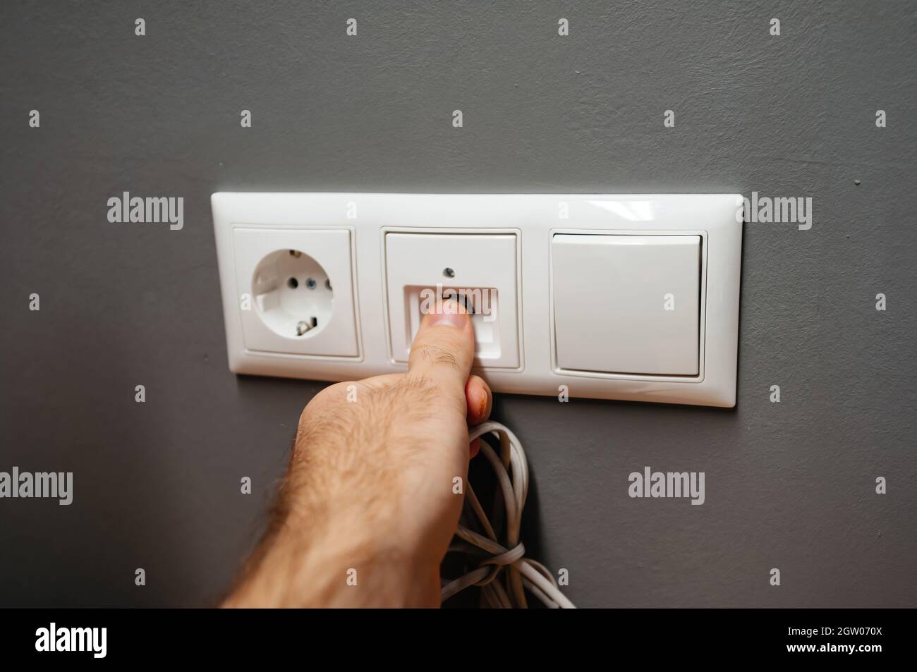 Inserción manual macho en toma de corriente RJ45 de Internet ethernet de - Alamy