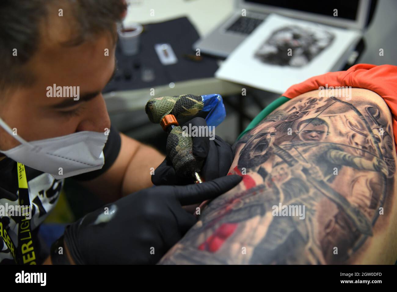 Barcelona, España. 02nd Oct, 2021. Dani Tez, artista de tatuaje trabaja en un hombre, durante la Expo.Fira de Barcelona acoge la XXIV edición de la Expo Barcelona Tattoo, donde artistas de