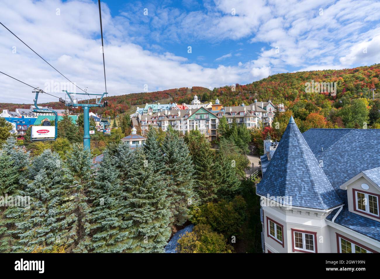 Mont-Tremblant, Quebec, Canadá - 1 2021 de octubre: Visita turística en teleférico a Mont Tremblant Resort en otoño. Foto de stock