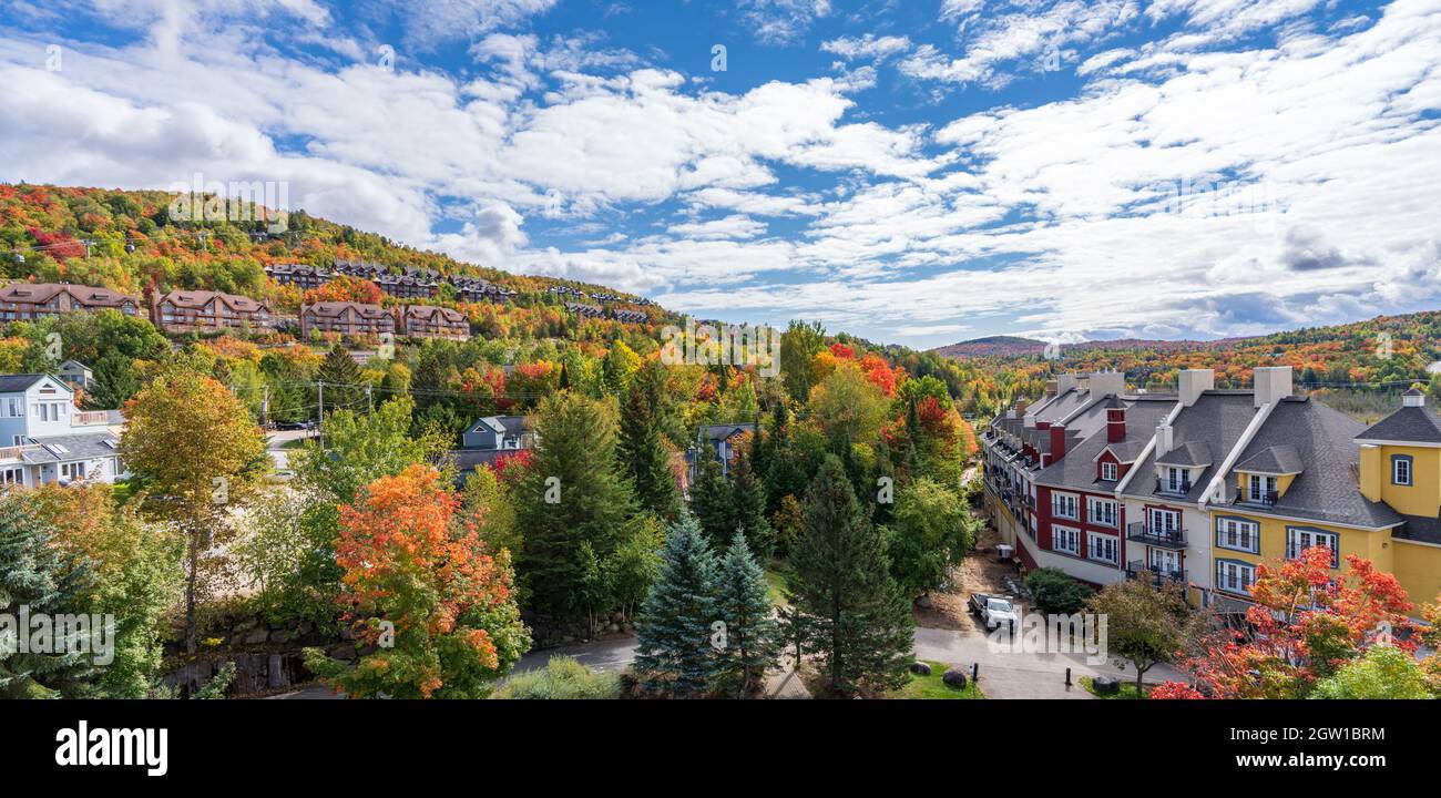 Mont-Tremblant, Quebec, Canadá - Octubre 1 2021 : Vista aérea del Mont-Tremblant Resort en otoño. Foto de stock