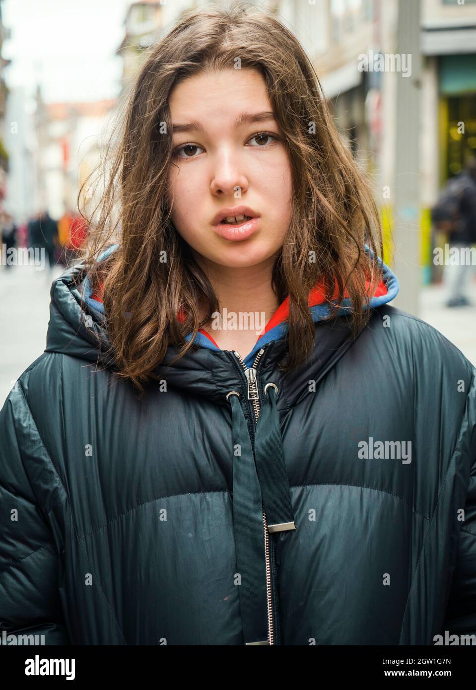 Mujer adolescente de pelo largo en una chaqueta cálida negra Fotografía de  stock - Alamy