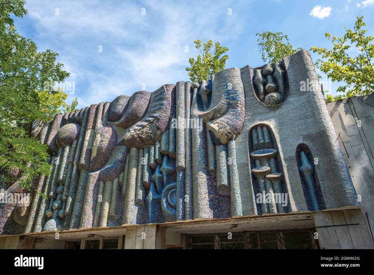 Fachada de la Escuela de Música Pripyat y la Sala de Conciertos - Pripyat, Zona de Exclusión de Chernobil, Ucrania Foto de stock