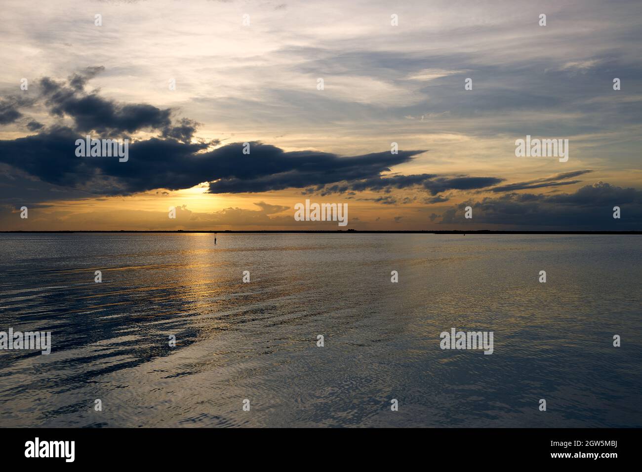 Vista panorámica del mar contra el cielo durante la puesta de sol Foto de stock