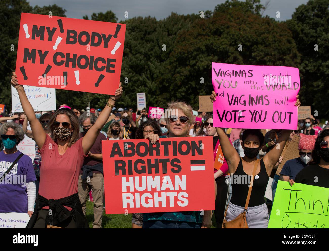 Marcha femenina, Franklin Park, Boston, Massachusetts 02 de octubre de 2021. Más de 1.000 se reunieron en apoyo de los derechos al aborto, ya que más de 600 manifestaciones similares se realizaron en los Estados Unidos en reacción a una ley estatal de Texas que restringía severamente los abortos. Crédito: Chuck Nacke / Alamy Live News Foto de stock