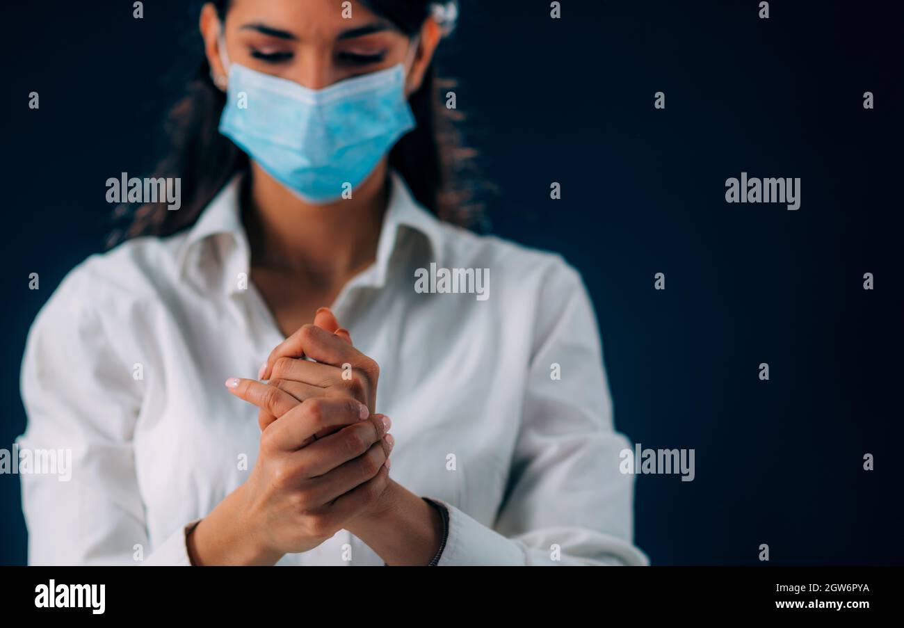 Covid-19 Prevención de brotes de coronavirus. Mujer Desinfectando sus manos, usando el gel desinfectante de manos Foto de stock