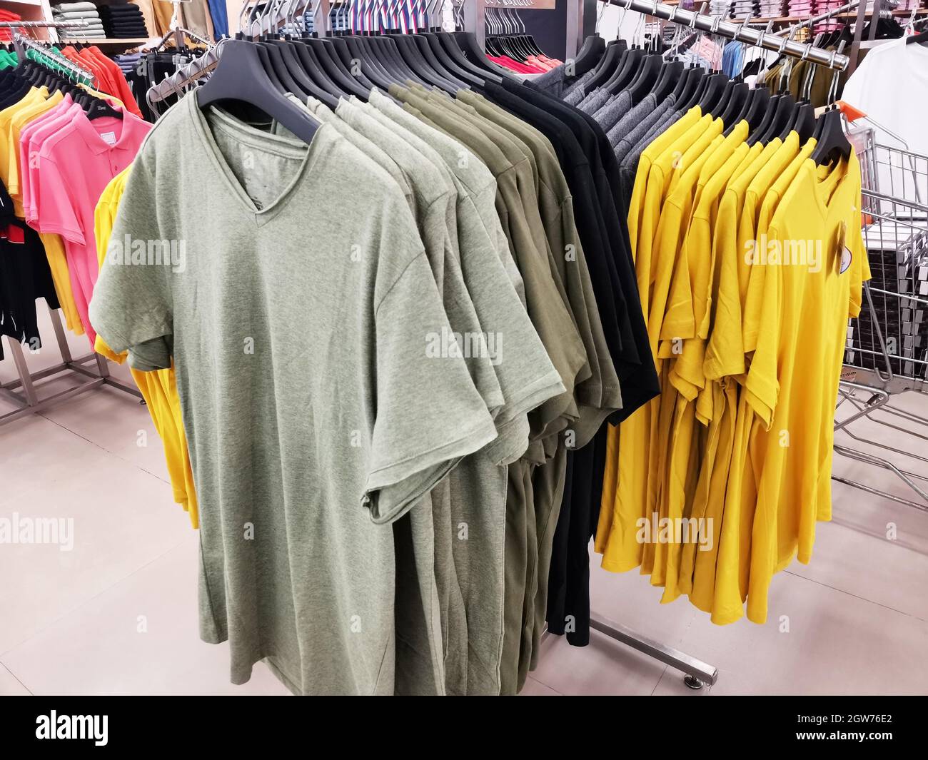 Camisetas Para Hombre Fotos e Imágenes de stock - Alamy